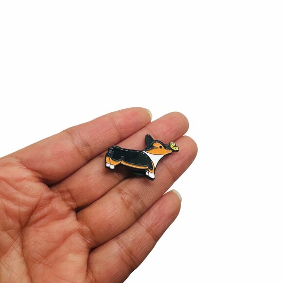 ✨Pin Broch Enamel Corgi Dog with Butterfly Dog Lovers Broch Black Brown White ✨ - Picture 2 of 6